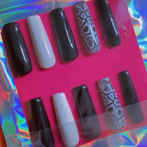 Black & White Snake Set - Picture 2 of 3